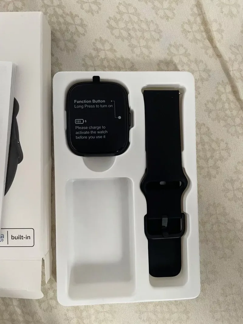 Orologio e cinturino nel vassoio della confezione
